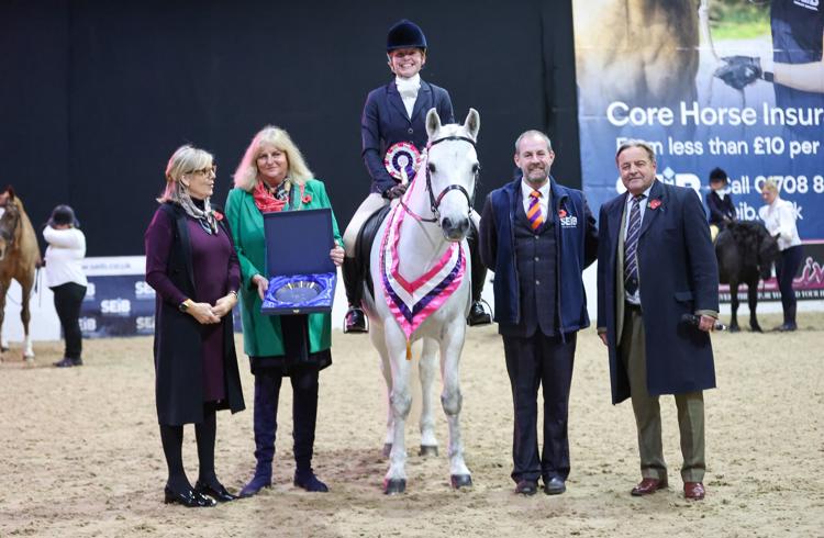 Spinway Colm L To R Katie Jerram Hunnable Nicolina Mackenzie Daisy Beards Mathew Lawrence Chris Hunnable